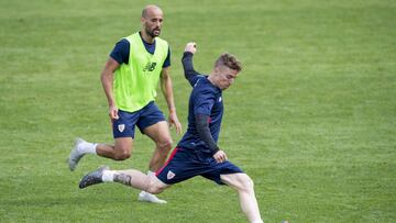Mikel Rico con Muniain en Lezama.