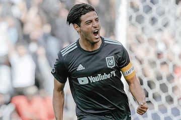 Al frente de este equipo estaría el delantero mexicano, que pinta para ser el jugador más valioso de la temporada, al sumar 26 goles en 25 partidos de la presente campaña.