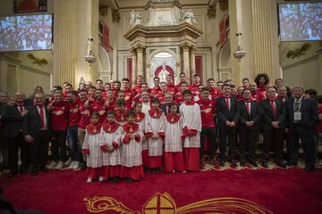 La plantilla de Osasuna en la parroquia de San Lorenzo donde ofrecieron el ascenso a Primera Division a San Fermín.