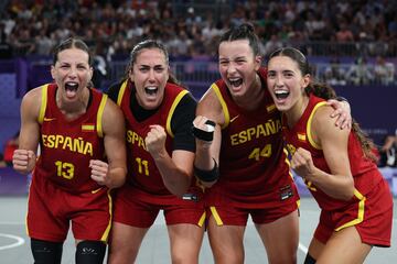 El equipo español celebra la victoria ante Canadá.