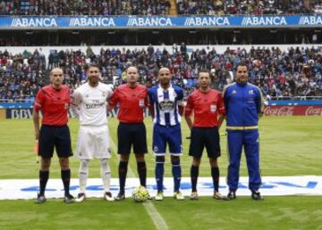 El árbitro Mateu Lahoz acompañado por sus asistentes Cebrián Devis y Núñez Fernández, el cuarto árbitro Muñoz Pérez y los capitanes Sergio Ramos y Manuel Pablo. 