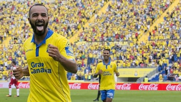 El centrocampista marroquí de la UD Las Palmas Nabil El Zhar (c) celebra su segundo gol ante el Granada