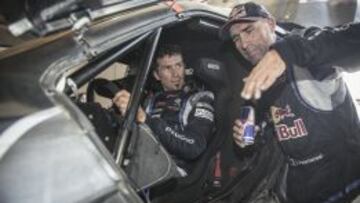 Despres escucha los consejos de Peterhansel desde el interior del Peugeot 2008 DKR.