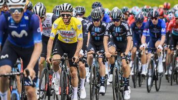 Sarraz (Switzerland), 29/04/2023.- Yellow jersey Adam Yates from Great Britain of UAE Team Emirates in action during the fifth and last stage, a 170,8 km race between Vufflens-la-Ville and Geneva at the 76th Tour de Romandie UCI World Tour Cycling race, in la Sarraz, Switzerland, Sunday, April 30, 2023. (Ciclismo, Gran Bretaña, Suiza, Reino Unido, Ginebra) EFE/EPA/JEAN-CHRISTOPHE BOTT
