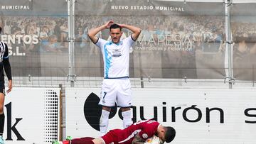 Lucas Pérez se lamenta ante De la Calzada.