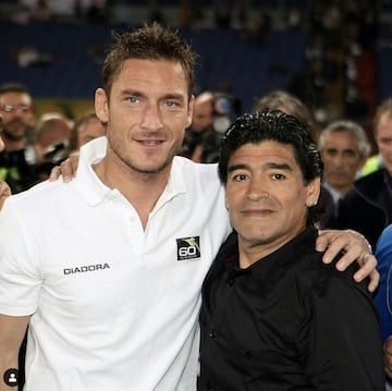 Lo de Totti es tener fotos memorables. Esta junto a Diego Armando Maradona vale más que mil palabras. 