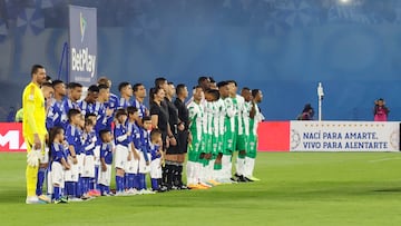 AMDEP4783. BOGOTÁ (COLOMBIA), 24/06/2023.- Jugadores (i) de Millonarios y de Nacional forman hoy, en la final dela Primera División del fútbol profesional colombiano entre Millonarios y Atlético Nacional en el estadio El Campín en Bogotá (Colombia). EFE/ Mauricio Dueñas Castañeda