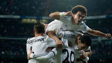 Los jugadores del Madrid festejan uno de sus goles al Atlético.