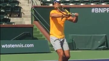 Rafa Nadal entrena sobre la pista rápida del Indian Wells Tennis Centre.