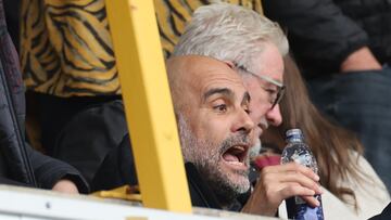 Guardiola, en la grada del Molineux viendo el Wolves-City.