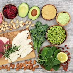 ¿Se puede llevar comida en el equipaje de mano del avión y qué alimentos están permitidos?