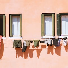 La Ley de Propiedad Horizontal lo confirma: si un vecino tiende la ropa en la ventana, puedes apelar al artículo 7.1