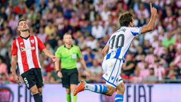 Mikel Oyarzabal celebra un gol con Yeray al fondo.