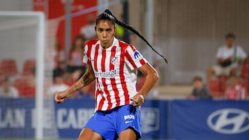 Gaby García, dando un pase con el Atlético esta temporada.