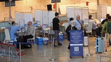 Passengers undergo a COVID-19 test at Israel&#039;s Ben Gurion airport in Lod on May 19, 2022. - Starting May 21, both Israeli and foreign travellers will no longer need to be tested for COVID-19 to enter the country, neither before boarding a flight nor 