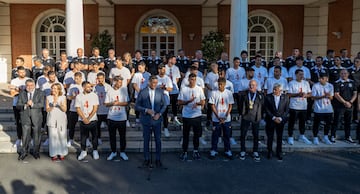 Pedro Sánchez, presidente del Gobierno, junto a Pilar Alegría, ministra de Educación, Formación Profesional y Deportes, y José Manuel Rodríguez Uribes, presidente del Consejo Superior de Deportes, junto a la Selección, en La Moncloa.