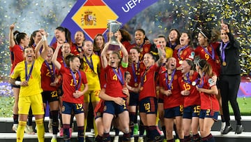 SEVILLA, 28/02/2024.- Las jugadoras españolas celebran el triunfo con el trofeo al finalizar la final de la Liga de Naciones Femenina que las selecciones de España y Francia han jugado este miércoles en el Estadio de La Cartuja en Sevilla. EFE/Raúl Caro
