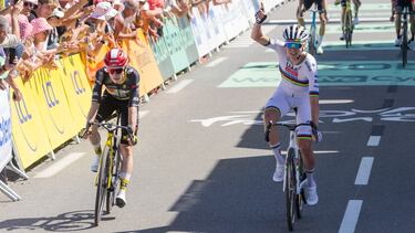 Pogacar cruza la meta del Muro de Bretaña con Vingegaard a su lado.