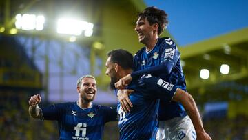 Borja celebra su gol con Ruibal y Miranda.