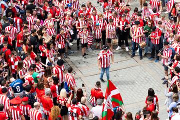 Aficionados del Athletic bailan un aurresku en Sevilla.

