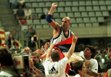 El exentrenador de la selección serbia fue uno de los que pasó muy desapercibido en la NBA. Estuvo tan solo un año (1996) con Portland Trail Blazers, donde jugó nada más que ocho partidos promediando estadísticas realmente tímidas: 3.1 puntos. Al año siguiente fichó por el Barcelona, donde ganaría dos Ligas ACB. Además, Djordjevic posee una Euroliga conseguida con el Partizan de Belgrado en 1992.