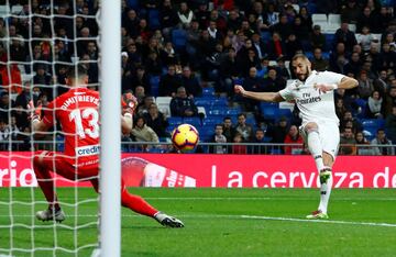 El jugador del Real Madrid Benzema marca el 1-0.