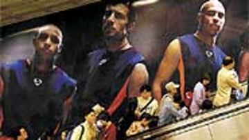 <B>ROBERTO CARLOS, FIGO Y RONIE, HÉROES EN JAPÓN</B>. Esta imagen del Metro en Tokio demuestra la devoción existente por los cracks blancos.