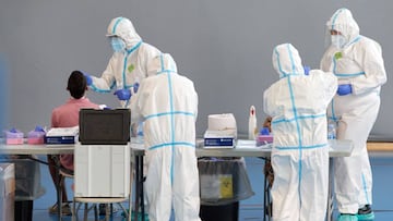 GRAFCAT1301. GIRONA, 10/09/2020.- Personal sanitario realizan pruebas PCR durante la campaña de cribado masivo para contener contagios de Covid-19 que ha comenzado hoy en la ciudad de Girona. EFE/David Borrat.