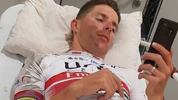 Rui Costa mira el móvil en la camilla del hospital tras chocar con un camión mientras entrenaba en Portugal.