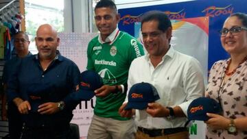 Carlo Costly, en su presentaci&oacute;n como jugador del Marath&oacute;n. 