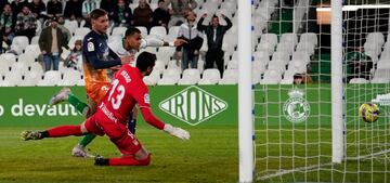 Gol de Mboula, del Racing, frente al Legan¨¦s.
