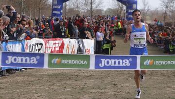 Carlos Mayo cruzando la meta como campe&oacute;n de espa&ntilde;a de cross en 2020.