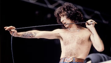 Bon Scott, vocalista de AC/DC, actúa en el estadio de Wembley el 18 de agosto de 1979 en Londres, Reino Unido.