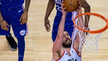 Marc Gasol anota ante los Sixers.