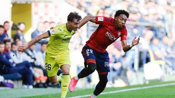 Mojica disputa un balón.