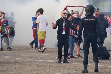 Los jugadores del Atlético de Madrid salen al exterior de Zorrilla para celebrar el título de Liga con los seguidores que se habían desplazado 