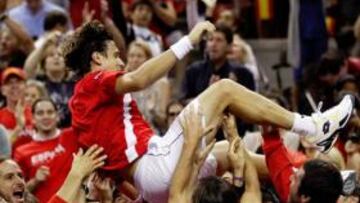 <b>CELEBRACIÓN. </b>La fiesta comenzó con el "tradicional" manteo al héroe de la eliminatoria.