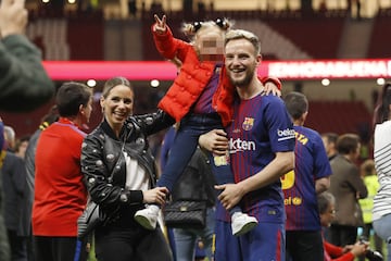 Iván Rakitic con su hija, su mujer Raquel Mauri.