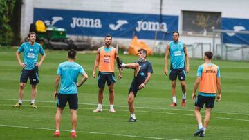 Mendilibar golpea el balón en una sesión de esta semana.