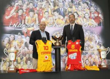 El seleccionador de baloncesto femenino, Lucas Mondelo, y Juan Antonio Orenga, seleccionador masculino.