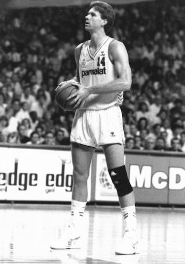 Gracias a su doble nacionalidad, fue convocado por la absoluta de España hasta en dos ocasiones. A nivel de clubes, a pesar de debutar como profesional en la NBA, desarrolló su carrera en Europa. La primera vez que cruzó el Atlántico, fue para ir del Cleveland Cavaliers al Real Madrid en 1988. 