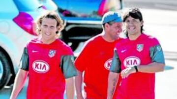 <b>ALEGRES. </b>Forlán y Agüero se mostraban así de sonrientes en el entrenamiento de ayer.