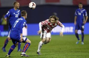 Croacia-Islandia. Luka Modric ante Johann Gudmudsson.