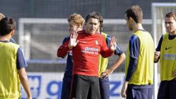 <b>CUESTIONADO. </b>Montanier, en Zubieta, dirigiendo un entrenamiento.