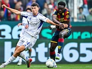 Genoa (Italy), 26/04/2026.- Como defender Jacobo Ramon (L) and Genoa forward Jeff Ekhator in action during the Italian Serie A match between Genoa CFC and Como 1907 at Luigi Ferraris Stadium in Genoa, Italy, 26 April 2026. (Italia, Génova) EFE/EPA/Stringer