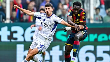 Genoa (Italy), 26/04/2026.- Como defender Jacobo Ramon (L) and Genoa forward Jeff Ekhator in action during the Italian Serie A match between Genoa CFC and Como 1907 at Luigi Ferraris Stadium in Genoa, Italy, 26 April 2026. (Italia, Génova) EFE/EPA/Stringer