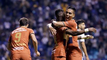 PUEBLA (MÉXICO), 08/04/2022.- Favio Álvarez (d) y Washington Corozo (i) de Pumas festejan un gol hoy, durante un partido por la jornada 13 del torneo Clausura 2022 del fútbol profesional mexicano, en el Estadio Cuauhtémoc en Puebla (México). EFE/ Hilda Ríos