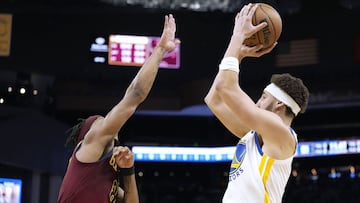 SAN FRANCISCO, CALIFORNIA - JANUARY 09: Klay Thompson #11 of the Golden State Warriors shoots over Lamar Stevens #8 of the Cleveland Cavaliers during the third quarter at Chase Center on January 09, 2022 in San Francisco, California. NOTE TO USER: User expressly acknowledges and agrees that, by downloading and or using this photograph, User is consenting to the terms and conditions of the Getty Images License Agreement.   Thearon W. Henderson/Getty Images/AFP
 == FOR NEWSPAPERS, INTERNET, TELCOS &amp; TELEVISION USE ONLY ==