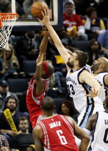 Marc Gasol bloquea un lanzamiento del defensor de Rockets Jason Terry.