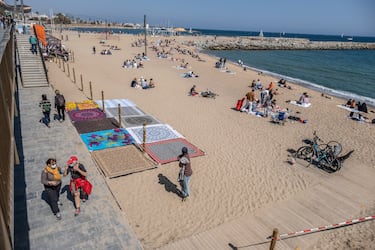  Esta playa destaca por el ambiente jovial que se respira de lado a lado de la costa. Durante el verano es una de las más concurridas de todo Barcelona.